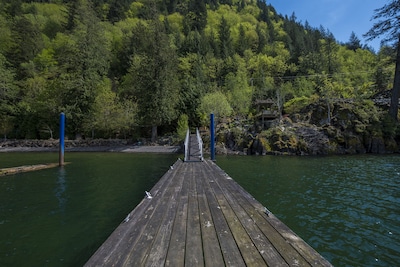 "The Lodge on Harrison Lake"(Suite #3)