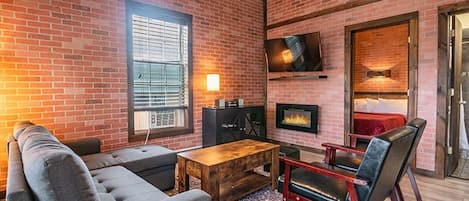 2-Bedroom apartment w/Loft (D7), walk to Main St. (414)