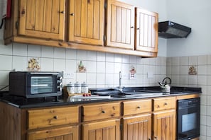 The fully equipped kitchen enables you to cook your own meals.