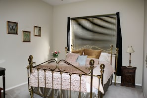 Queen sized bed in 2 nd bedroom 