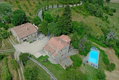 Luxury Historic Tuscan Farmhouse with swimming pool overlooking the Tiber Valley