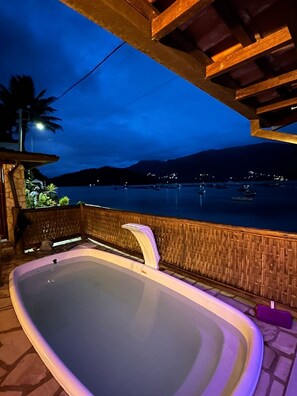Outdoor spa tub
