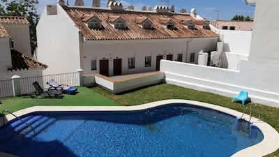 Apartment with air conditioning-wifi-UK TV & Pool