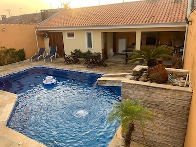 CASA DE PRAIA PARA ALUGUEL DE TEMPORADA COM PISCINA E CHURRASQUEIRA