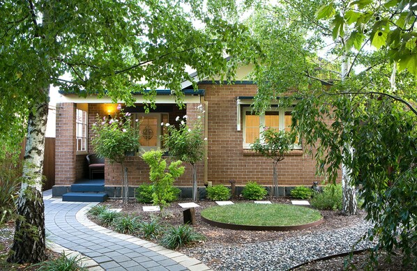 The Orange Fox. Luxurious holiday accommodation in the heart of Orange.