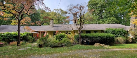 "Owl's Haven" in spring spectacular ...located In the "land of the waterfalls"