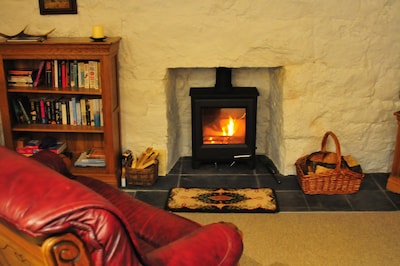 Cosy, traditiional stone cottage in Glen Nevis with wood burning stove.