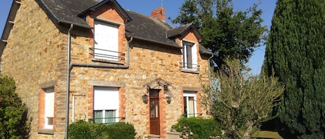 Maison de famille en pierres, rénovée, au coeur de la Bretagne.