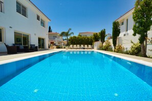 Superior 4 bedroom villa with overflow pool!