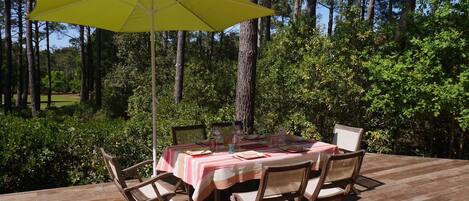 terrasse avec vue sur le golf