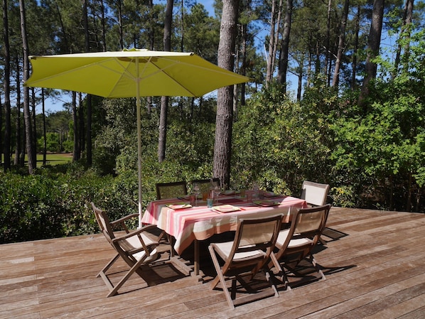 terrasse avec vue sur le golf