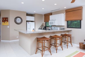 Full kitchen with breakfast bar