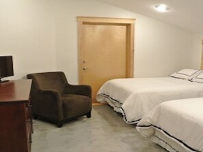 Red Salmon Room - 2 full (double) beds