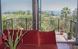 Living room and beyond. You see the sea and the channel islands in this photo.