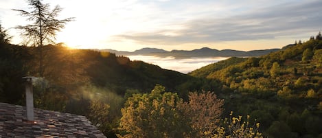 le gîte est exposé plein sud et offre un beau panorama sur la vallée 