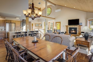 Couloir living room and dining room