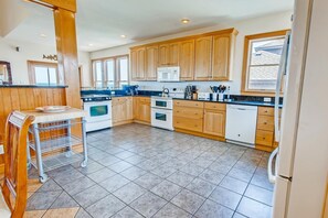 Surf-or-Sound-Realty-Sea-Whisper-368-Kitchen-1