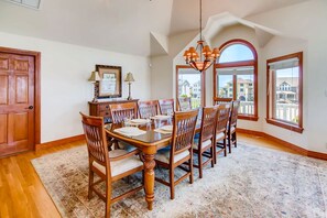 Surf-or-Sound-Realty-Solare-404-Dining-Area