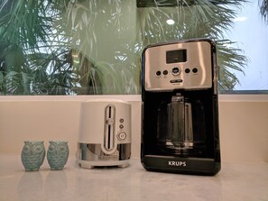 Toaster & drip coffee maker Keurig also available