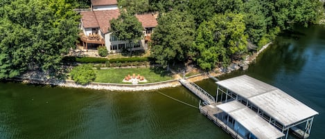 Huge amount of shoreline, private swimming hole