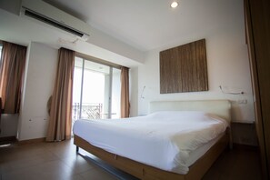 Night Bazaar Road - FAMILY STUDIO 6th F