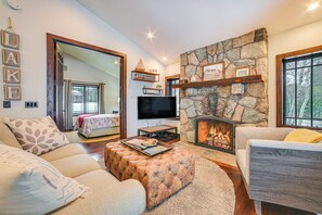 Living Room | Gas Fireplace | Cable TV
