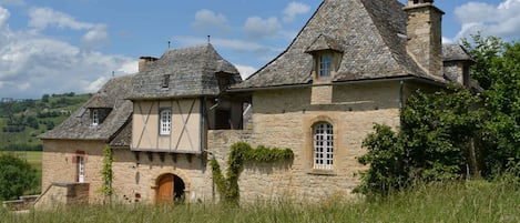 Batisse historique au coeur de la Vallée du Lot, au pied de l'Aubrac en Aveyron.