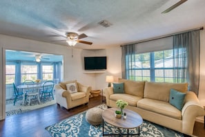 Your family will enjoy relaxing in this bright and cheerful family room!