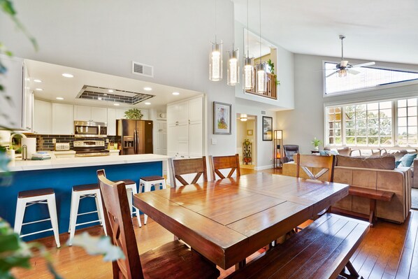 Expandable dining table seats 8!
