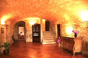 Entrances with original barrel vault from 1806. Terracotta floor. 