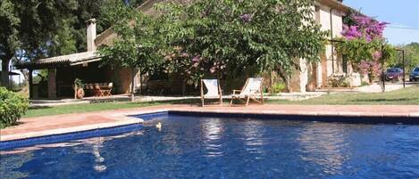 Relax by the pool. 1 hr from Barcelona. 20 mins from the beach. Great for kids.