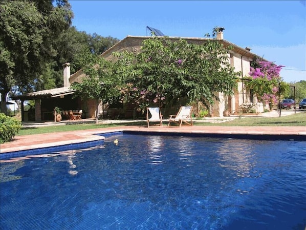 Relax by the pool. 1 hr from Barcelona. 20 mins from the beach. Great for kids.