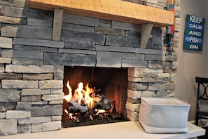 Gas fireplace (remote enabled)