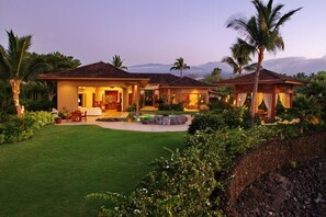 Hualalai Hale, designed by Long & Associates Architects, is an oasis of privacy