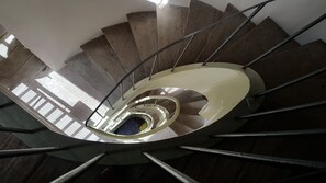 l'escalier d'accès (extérieur)