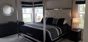 Master bedroom with four-post king bed (1st floor)