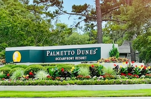 Award-winning golf, marina, beach. Ranked "top 50 greatest US Tennis resorts".