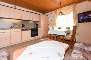 Wohnzimmer mit integriertem Küchenbereich