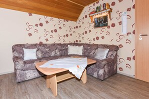 Wohnzimmer mit integriertem Küchenbereich