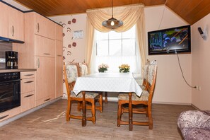 Wohnzimmer mit integriertem Küchenbereich