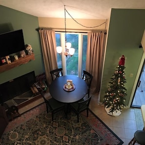Living room/dining area