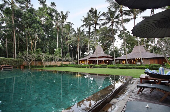 4 bedrooms with tennis grass court, ubud