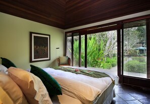 4 bedrooms with tennis grass court, ubud