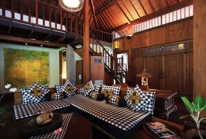 4 bedrooms with tennis grass court, ubud