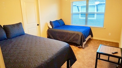 Like  New Condo! 1 mile to TAMU, Century Square, & across from Carney’s Pub