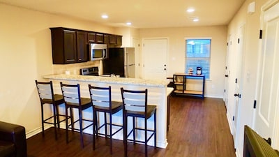 Like  New Condo! 1 mile to TAMU, Century Square, & across from Carney’s Pub