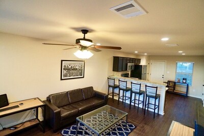 Like  New Condo! 1 mile to TAMU, Century Square, & across from Carney’s Pub