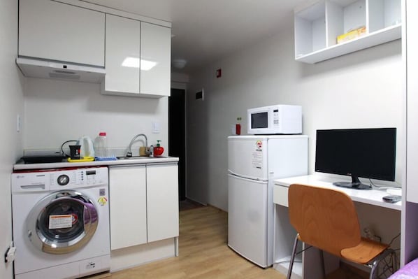 Sunny & Tidy Private Studio Apartment 