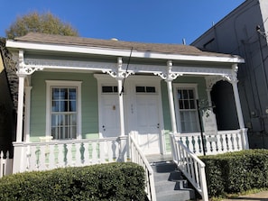 Charming late 1800's Historic Downtown  Cottage ~ Best location in Natchez! 