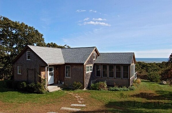 Glorious cottage overlooking the majestic Atlantic Ocean.